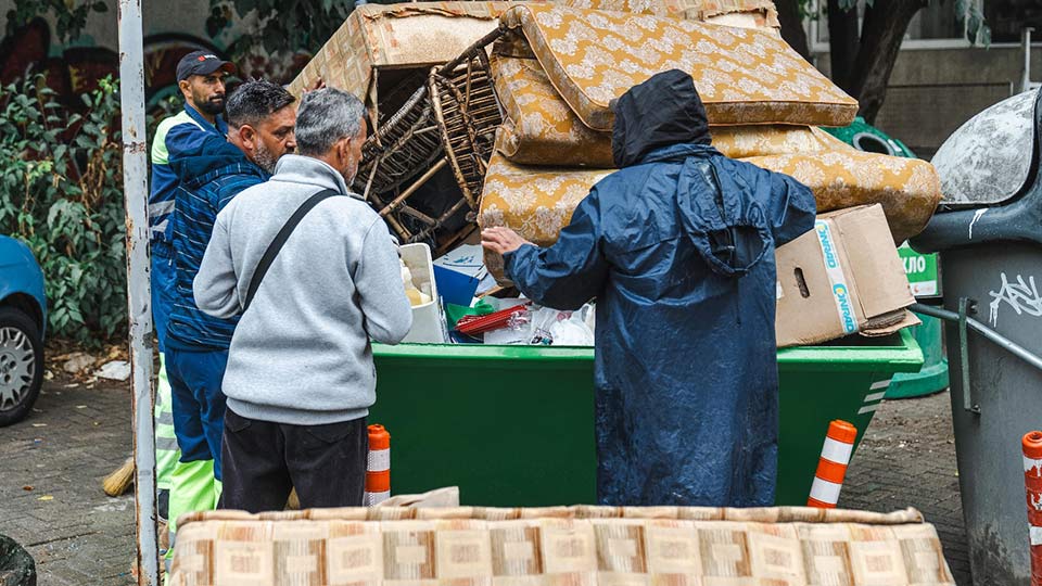 Поставени контејнери за кабаст отпад на повеќе локации