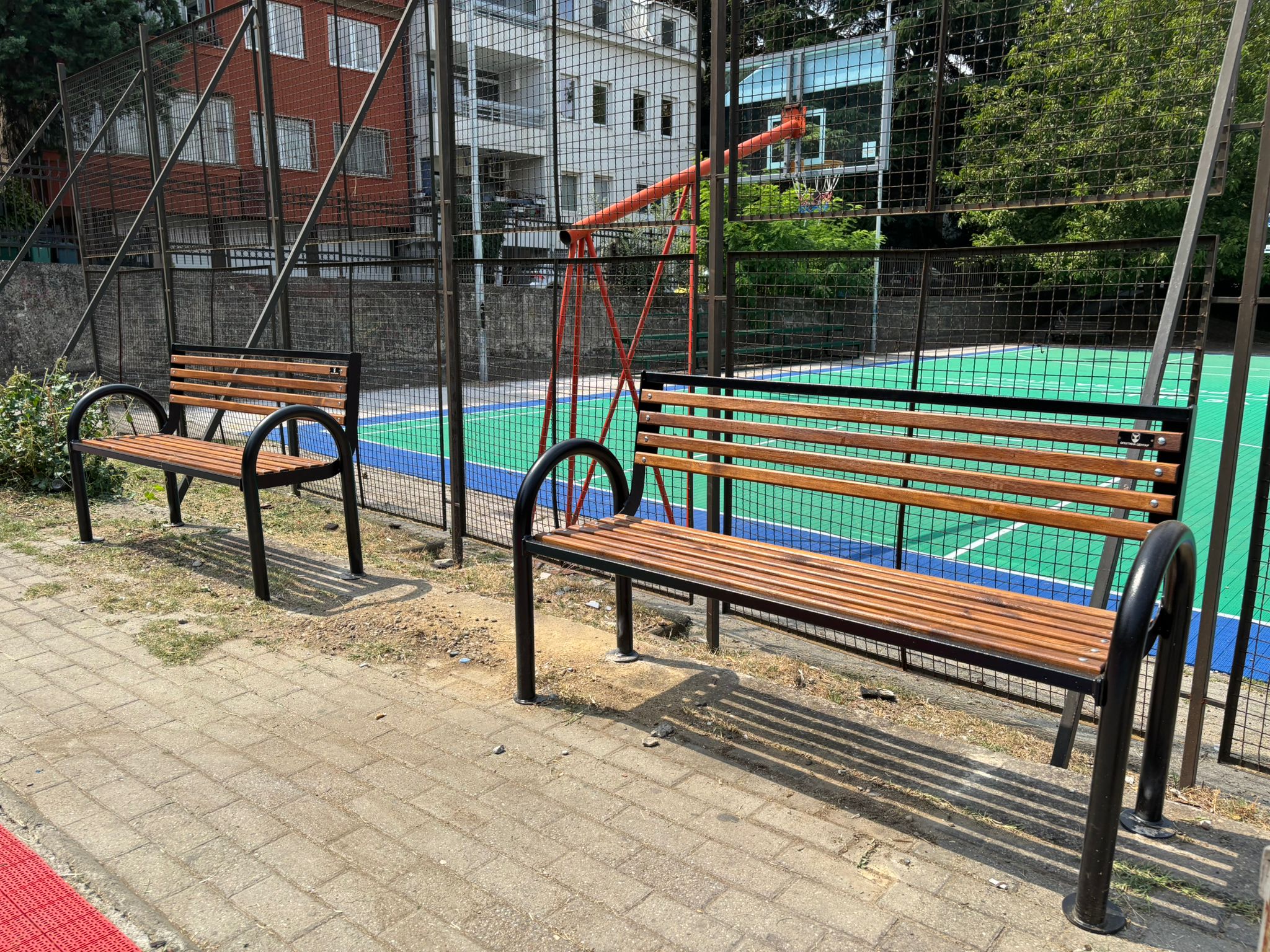 Поставени 100 нови клупи 