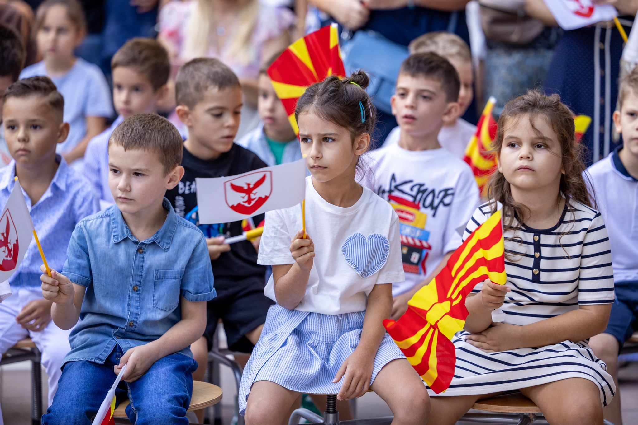 Сите ученици во Центар со нови униформи, првачињата добија ранци и прибор