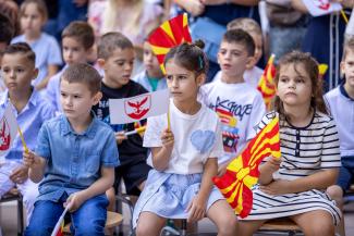 Сите ученици во Центар со нови униформи, првачињата добија ранци и прибор